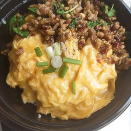 ข้าวไข่ข้นกระเพราหมูสับ