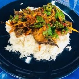 ปลาดุกผัดฉ่าราดข้าว