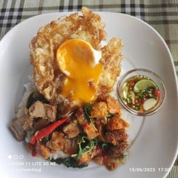 กะเพราหมูกรอบไข่เยิ้ม