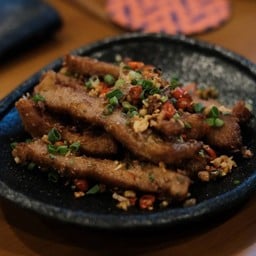 คอหมูทอดคั่วพริกเกลือ