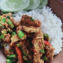 ข้าวเครื่องแกงหมูกรอบ