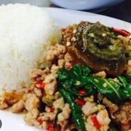 กระเพราไข่เยี่ยวม้าราดข้าว