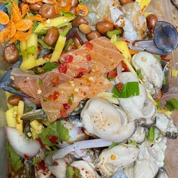 ยำะม่วงปูม้าแซลมอนหอยนางรม