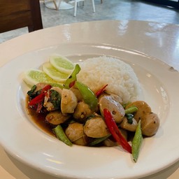 ข้าวกระเพราลูกชิ้นเนื้อ