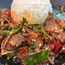 ผัดเผ็ดปลาดุกทอดกรอบ