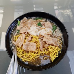 ราดหน้าหมี่เหลืองกรอบหมู