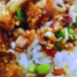 ผัดพริกเกลือหมูกรอบราดข้าว