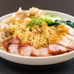 บะหมี่เกี๊ยวแดงกรอบ