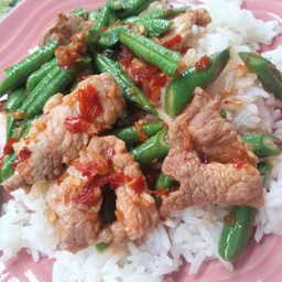 ข้าวผัดพริกแกงถั่วหมู