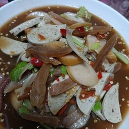 ยำไส้กรอกหมูยอหมึกกรอบ