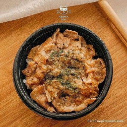 ข้าวญี่ปุ่นหน้าหมูย่างเนยกระเทียม + ซุปมิโซะ