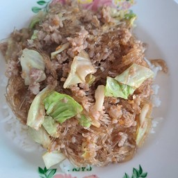 ข้าวราดวุ้นเส้นผัดหมูสับใส่กะหล่ำปลี