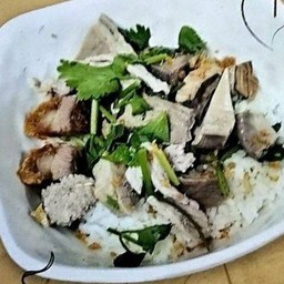 ข้าวต้มแห้งเครื่องในหมู (ทุกอย่าง) น้ำจิ้มซีฟู๊ด