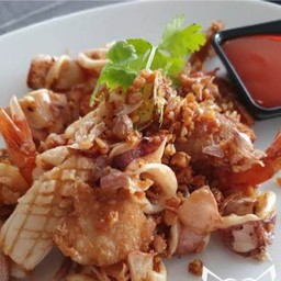 ทะเลทอดกระเทียมราดข้าว