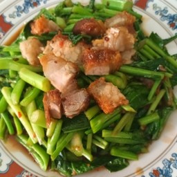 เป็นกับข้าวขนาดเล็กคะน้าหมูกรอบ