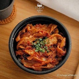 ข้าวญี่ปุ่นหน้าหมูสามชั้นผัดซอสโคชูจัง + ไข่ออนเซ็น + ซุปมิโซะ