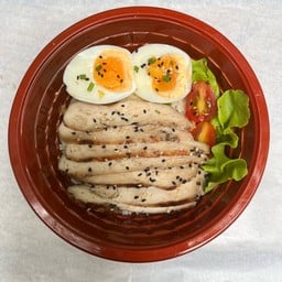 ข้าวหน้าอกไก่ย่างบาร์บีคิว+ไข่ต้ม