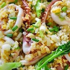 ข้าวผัดปลาหมึก