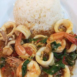 ข้าวผัดกระเพราทะเล