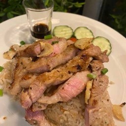ข้าวผัดกระเทียมสันคอย่าง (Fried Rice Garlic w/Pork Collar)