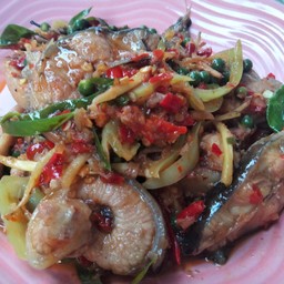 ข้าวรากผัดฉ่าปลาดุก