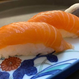 SALMON NIGIRI