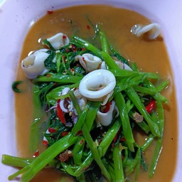 ผัดผักบุ้งใส่ปลาหมึกราดข้าว