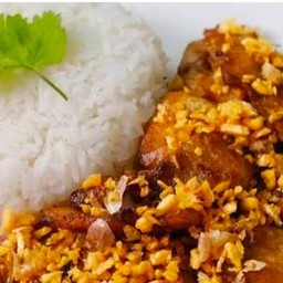 หมูทอดกระเทียมราดข้าว