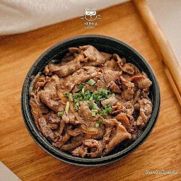 ข้าวญี่ปุ่นหน้าเนื้อพ่นไฟ