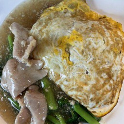 เส้นโซบะราดหน้าหมูห่อไข่