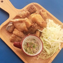 ปลากระพงทอดกระเทียมซีฟู้ด