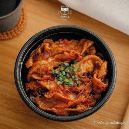 ข้าวญี่ปุ่นหน้าหมูสามชั้นผัดซอสโคชูจังรสเข้ม🌶️ + ซุปมิโซะ