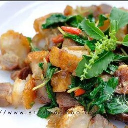 เป็นกับข้าวขนาดเล็กกะเพราหมูกรอบ