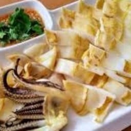 ป้าผ่านปลาหมึกย่าง ตรงข้ามเสือป่าพลาซ่า