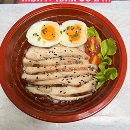 ข้าวหน้าอกไก่ย่างพริกไทดำ+ไข่ต้ม