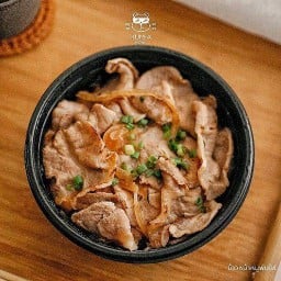 ข้าวญี่ปุ่นหน้าหมูพ่นไฟ + ซุปมิโซะ