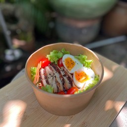 สลัดอกไก่ย่างบาร์บีคิว+ไข่ต้ม