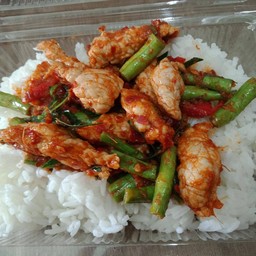 ข้าวราดพริกแกงหมูชิ้น