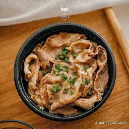 ข้าวญี่ปุ่นหน้าหมูสามชั้นพ่นไฟ