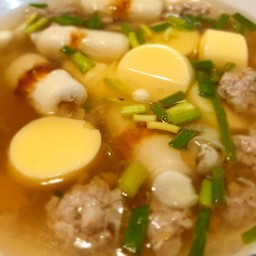 แกงจืดเต้าหู้หมูสับ ( กับข้าว..มีแต่ผักโรยนะคะ)