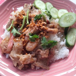 ข้าวหมูกุ้งกระเทียมพริกไทย
