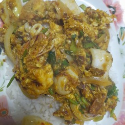 ข้าวราดผัดผงกะหรี่