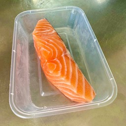 ชิ้นเสต็กแซลมอนพร้อมหนัง 120-150 กรัม