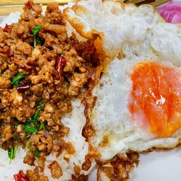 ข้าวกะเพราหมูสับไข่ดาว