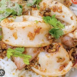 หมึกกระเทียมราดข้าว