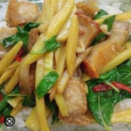 เป็นกับข้าวขนาดเล็กกะเพราหมูกรอบหน่อไม้สด