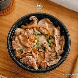 ข้าวญี่ปุ่นหน้าหมูพ่นไฟ