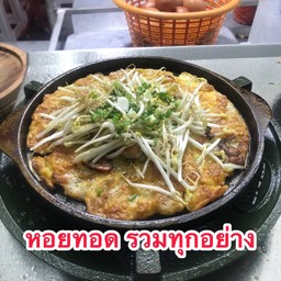 หอยทอดรวมทุกอย่าง  หอย แมลงภู่   หอยนางรม  กุ้ง หมึก