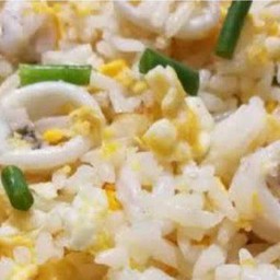 ข้าวผัดปลาหมึก