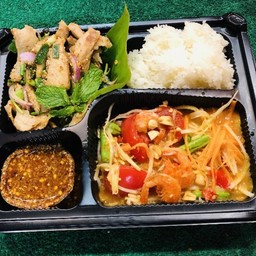 ชุดเบนโตะ ตําไทย + น้ำตกหมู + ข้าวเหนียว